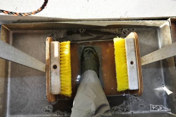 Limpando os pés antes de entrar no Sea Spirit, em Grytviken, na Geórgia do Sul